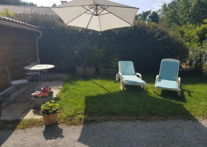 Au Petit Nid De סנגווינה